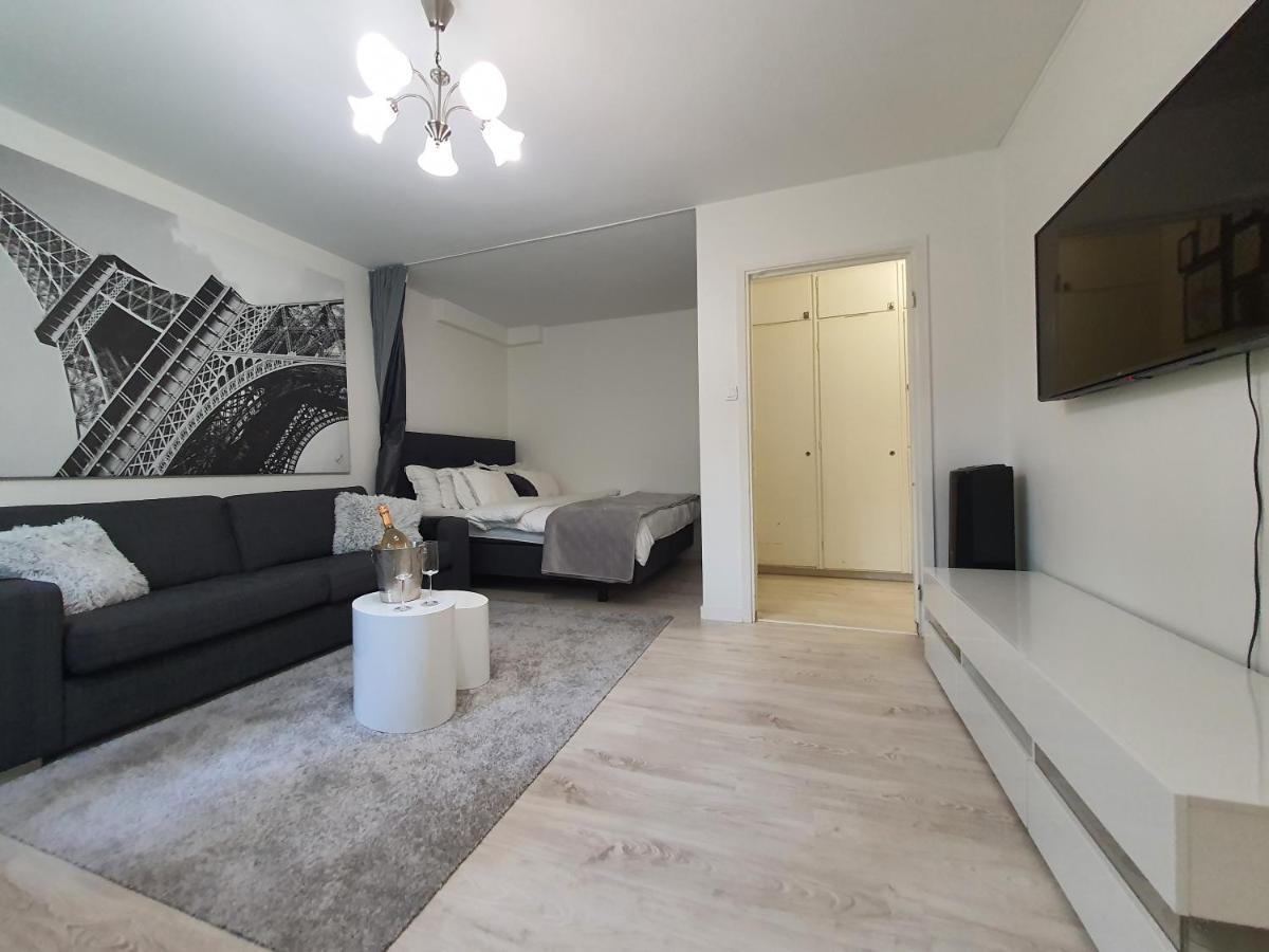 Close To The Metro And The Beach!!! With A View Of The Scandinavian Forest Stockholm Exterior foto